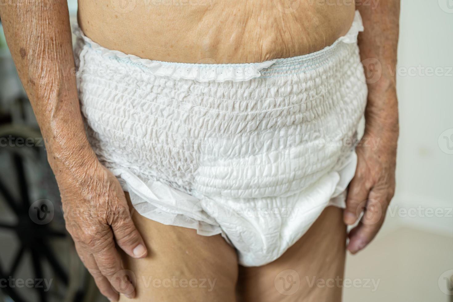 ásia Senior mulher paciente vestindo incontinência fralda dentro hospital, saudável Forte médico conceito. foto