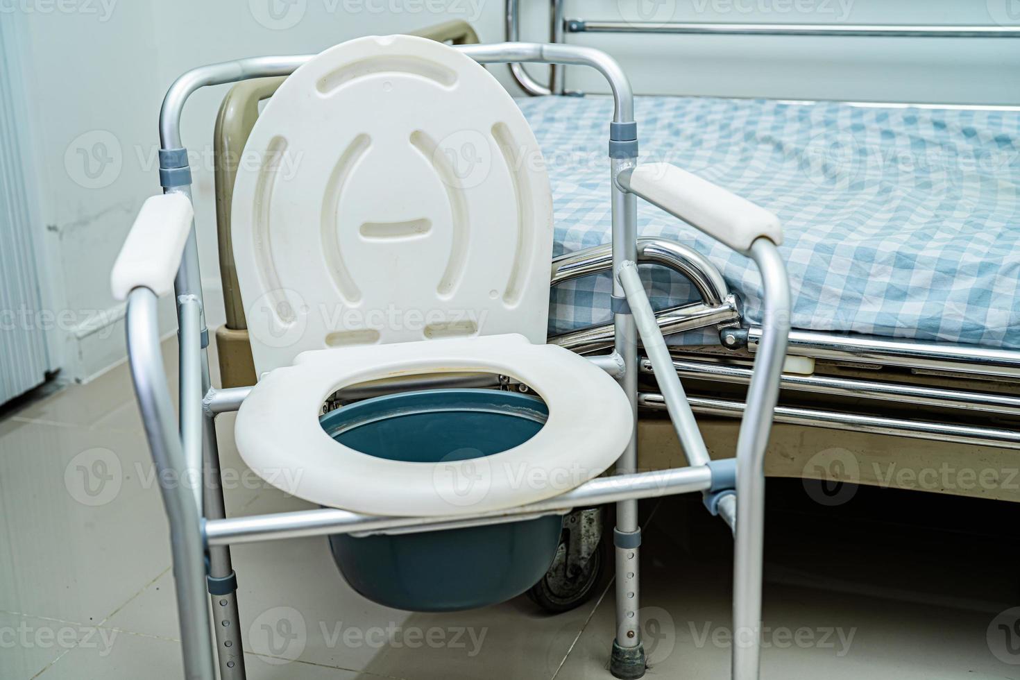 vaso sanitário e cadeira de banho no banheiro para idosos. foto