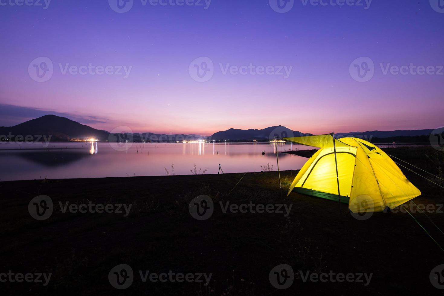 tenda amarela ao pôr do sol foto