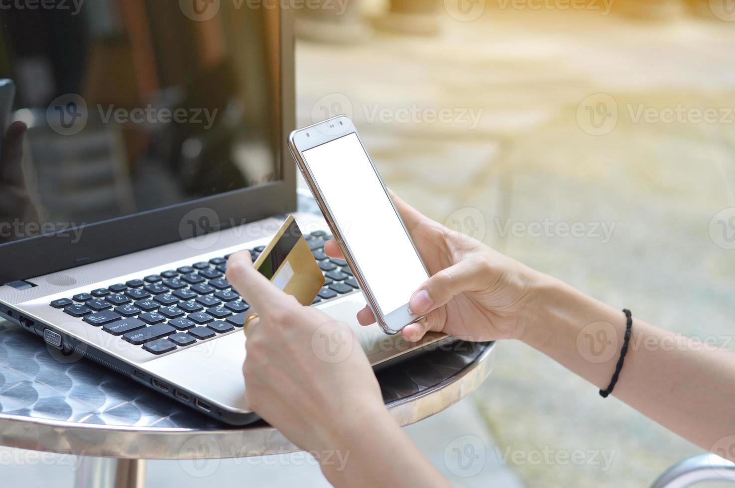 usando smartphone para comprar online com cartão de crédito foto