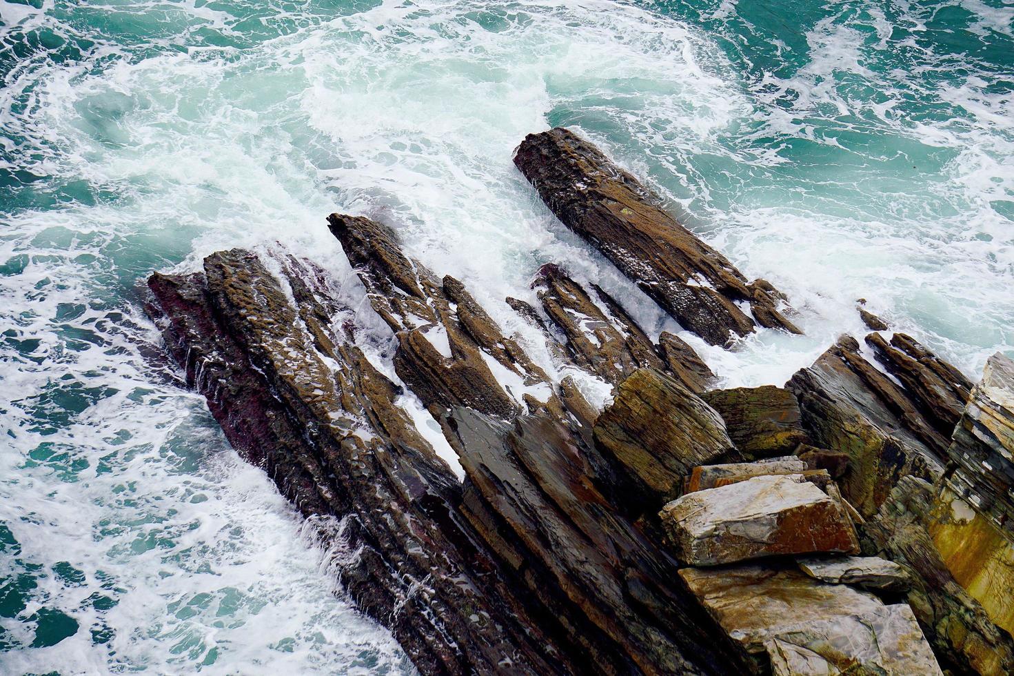 rochas e ondas na costa de bilbao, espanha foto