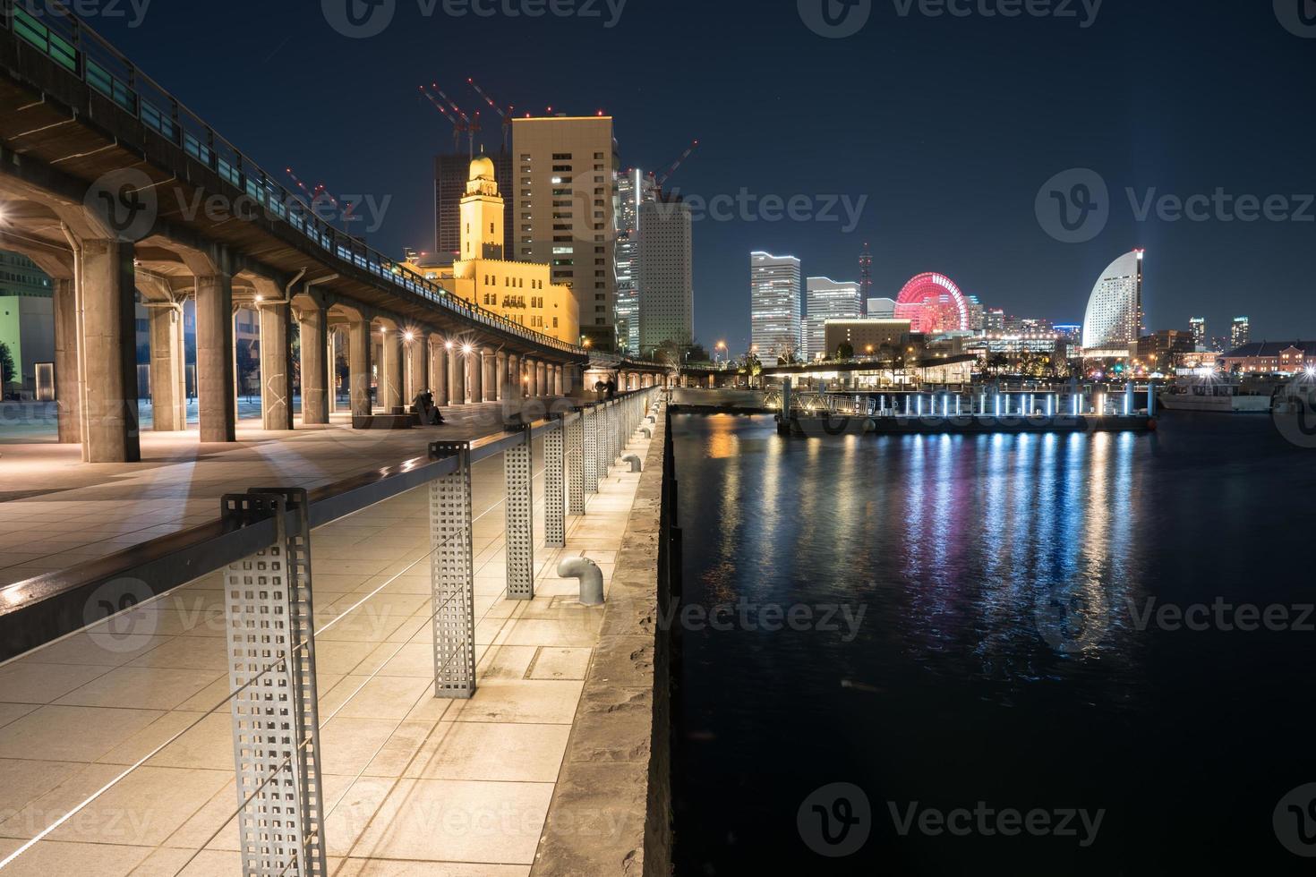 vista da paisagem urbana noturna colorida de yokohama foto