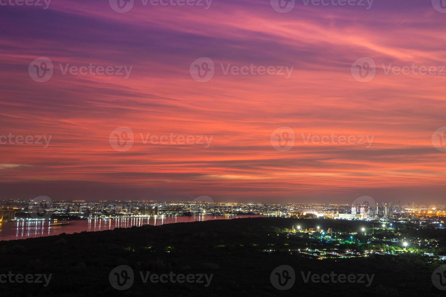 pôr do sol sobre uma cidade foto