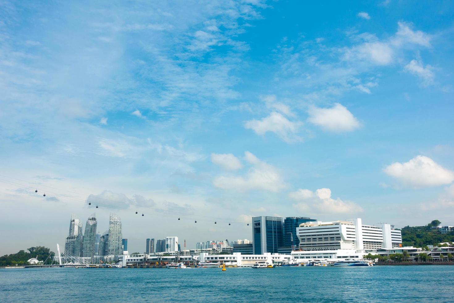 teleférico e arranha-céus na cidade de Singapura foto