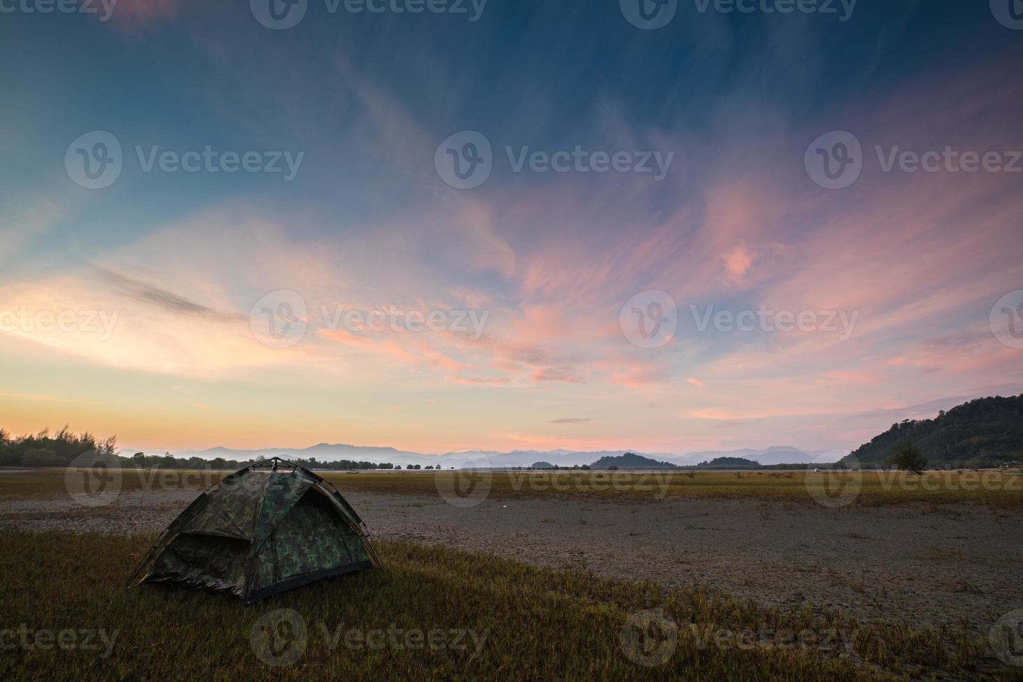 barraca de acampamento ao pôr do sol foto