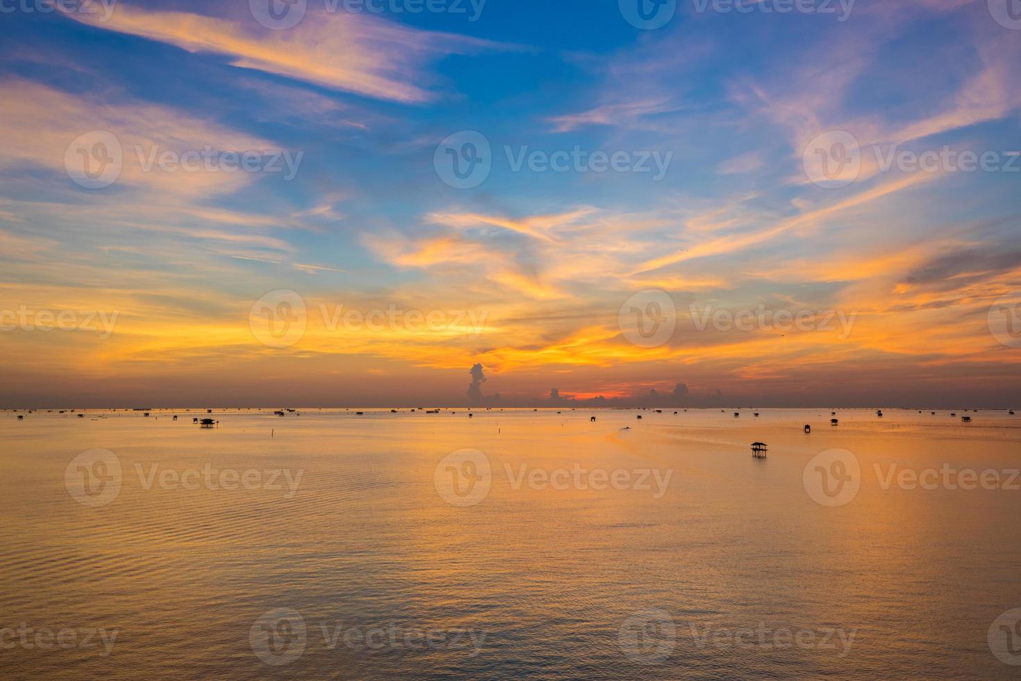 pôr do sol laranja com céu azul foto