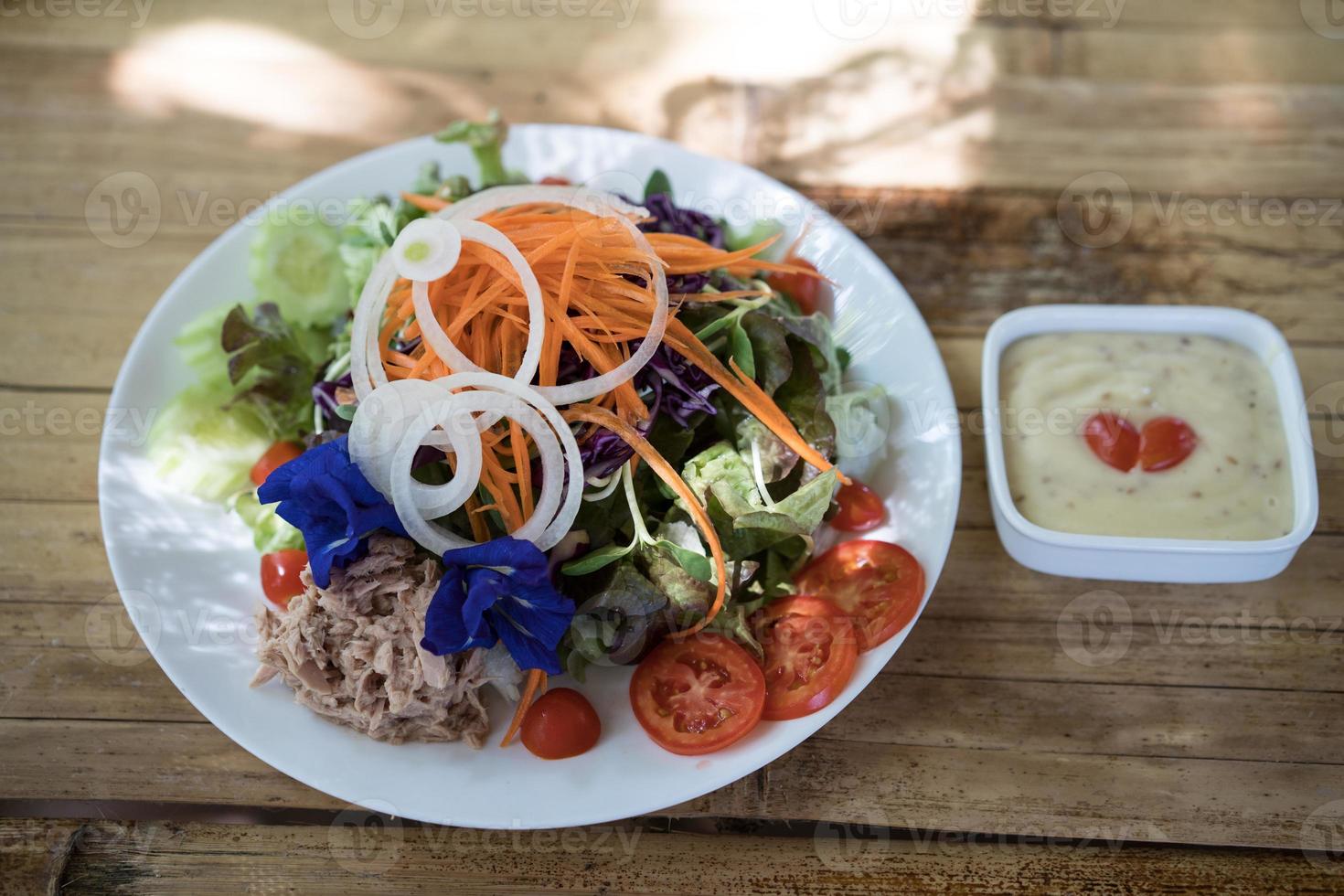 salada na mesa foto