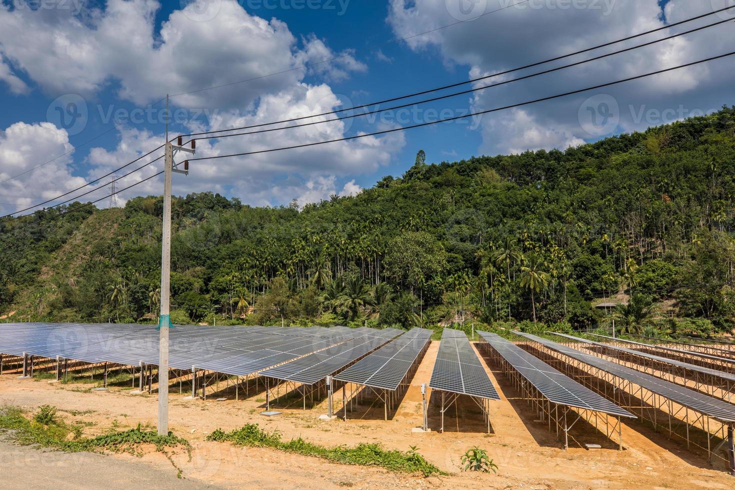 fazenda solar perto de montanhas durante o dia foto