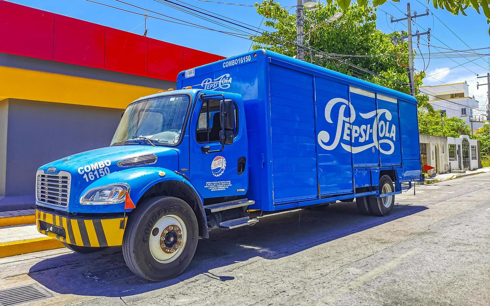 playa del carmen quintana roo méxico 2021 vários caminhões mexicanos transportadores vans carros de entrega no méxico. foto