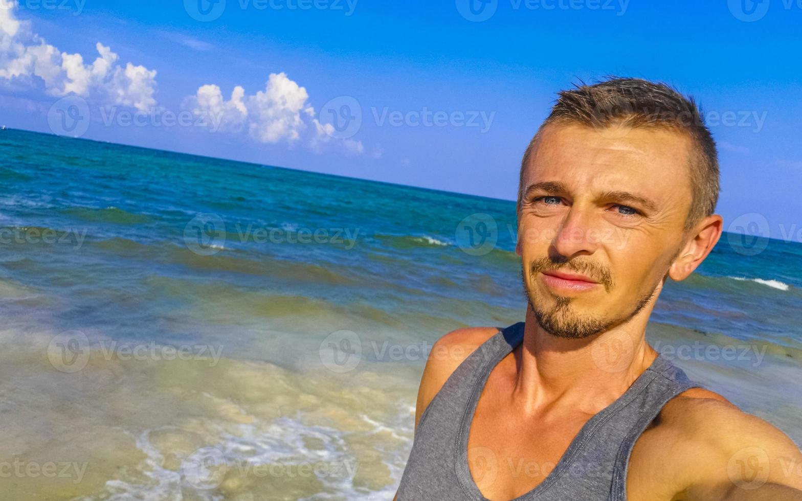 viajante turista masculino na praia tropical playa del carmen méxico. foto