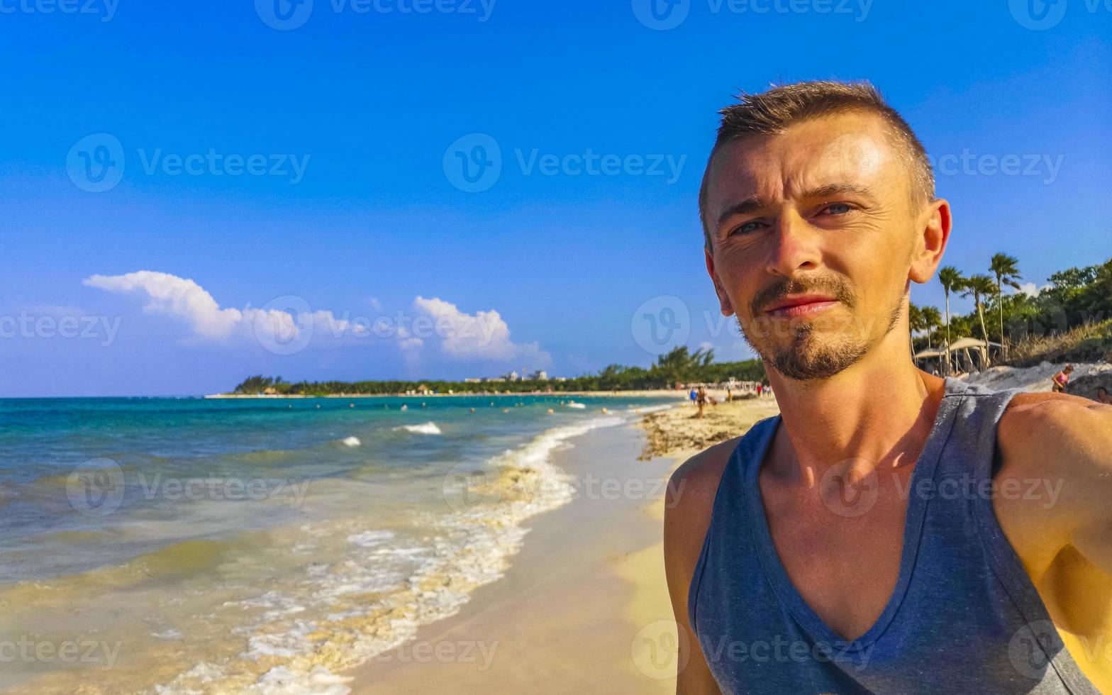 viajante turista masculino na praia tropical playa del carmen méxico. foto