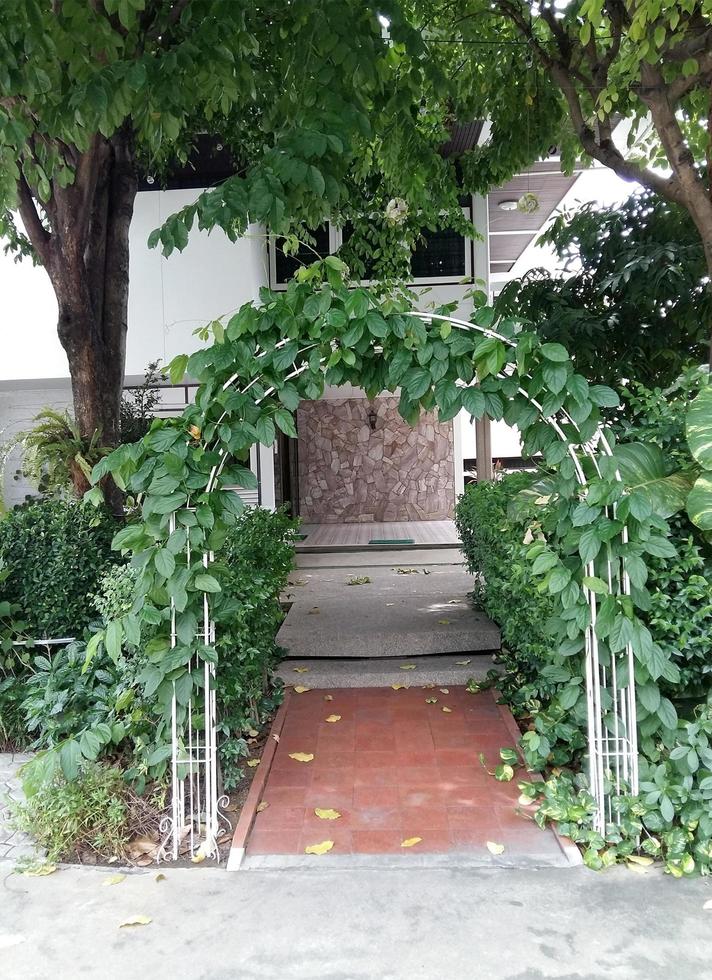 arco do jardim na sombra foto