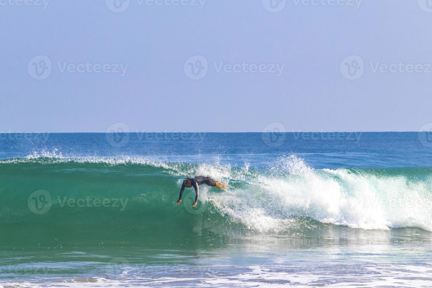 surfista surfando na prancha em ondas altas em puerto escondido méxico. foto