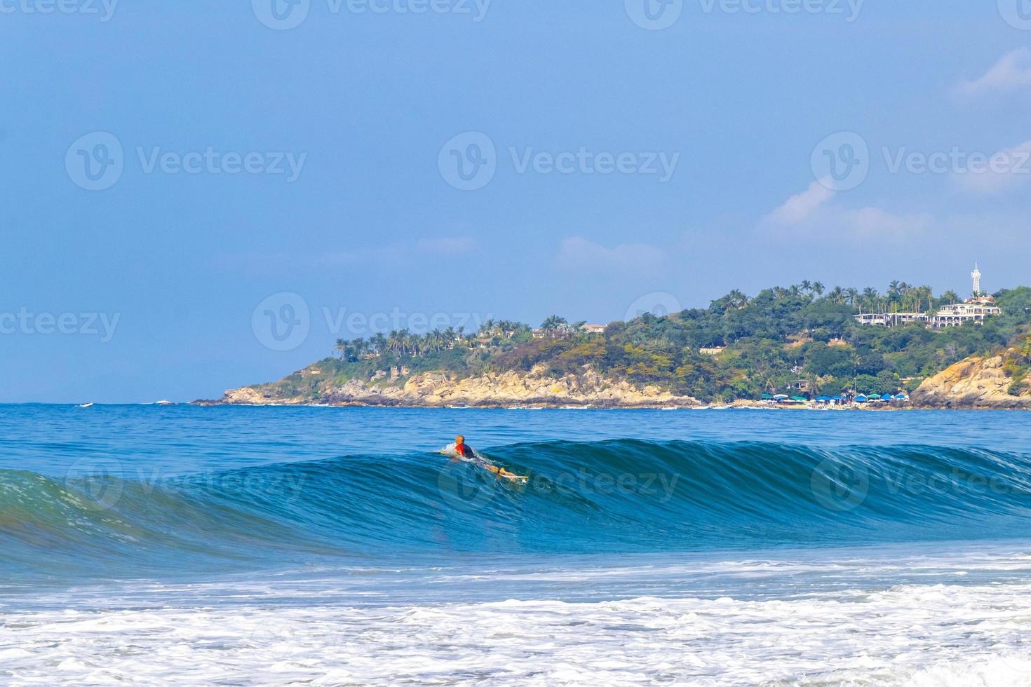 surfista surfando na prancha em ondas altas em puerto escondido méxico. foto