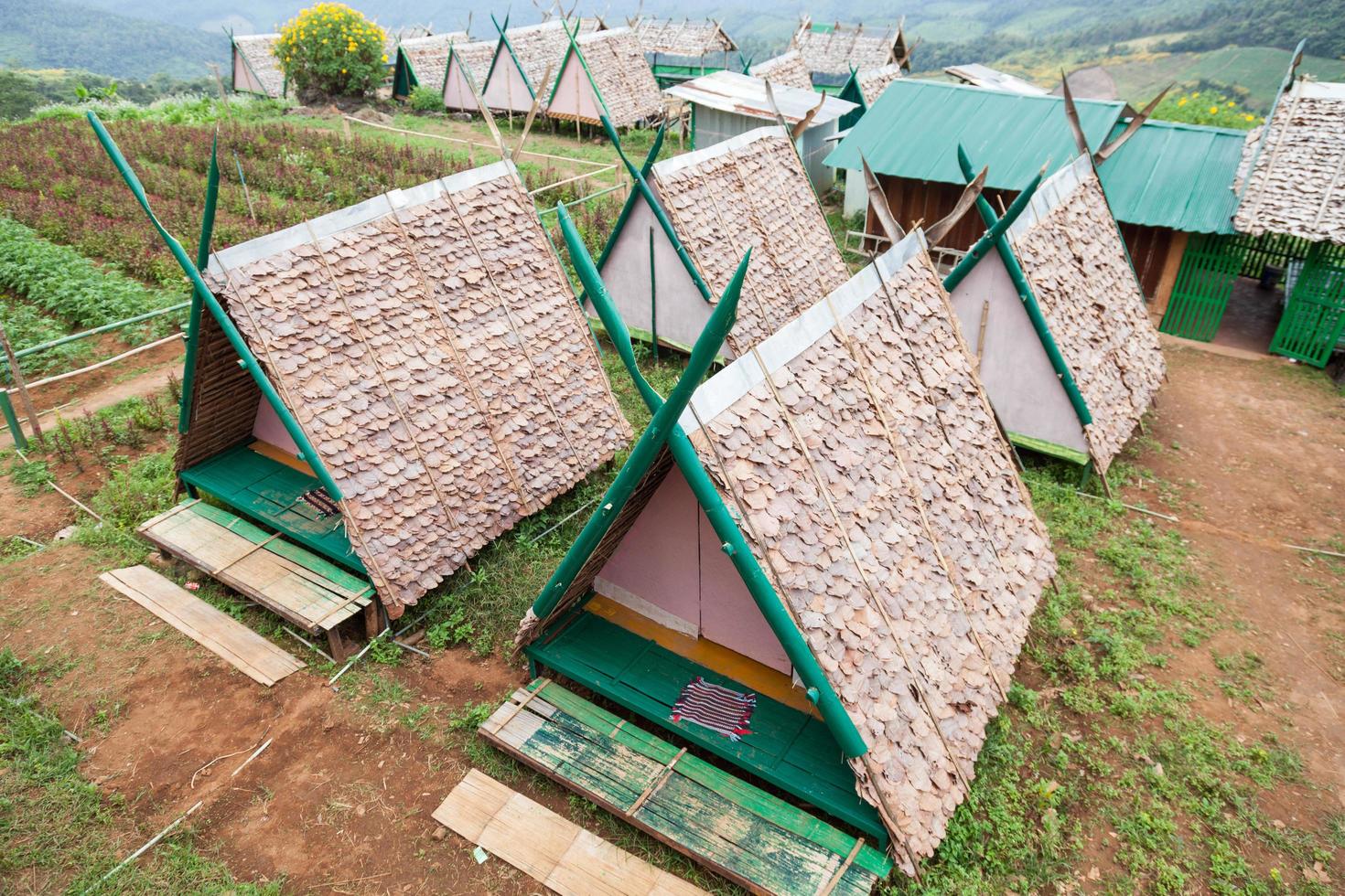 cabanas em um gramado na Tailândia rural foto