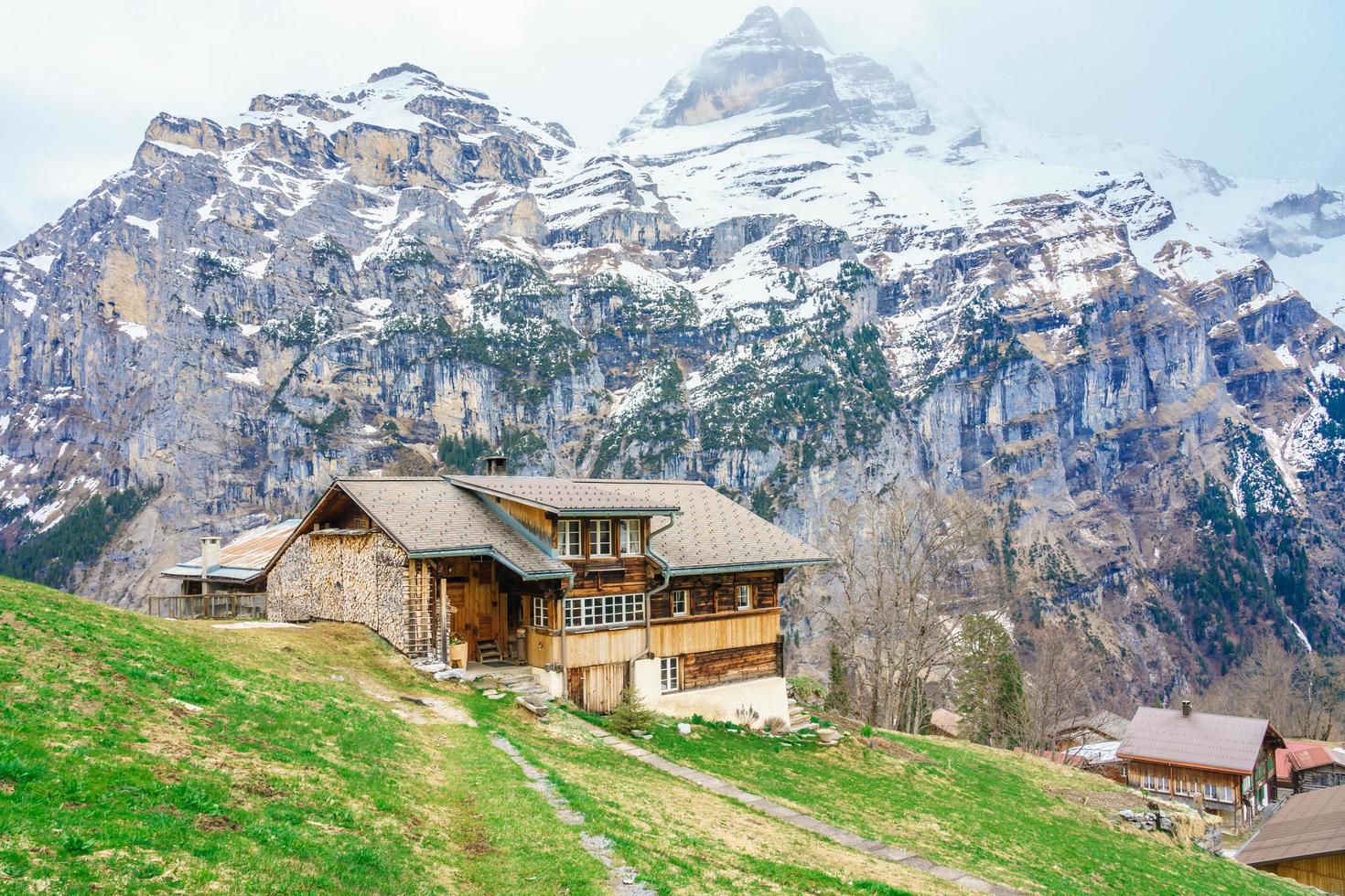 os Alpes em Gimmelwald e Murren na Suíça foto