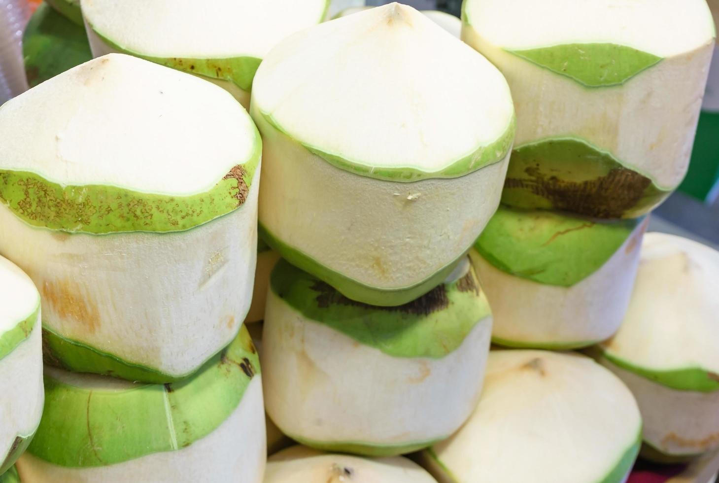 frutas de coco frescas prontas para servir como bebida foto