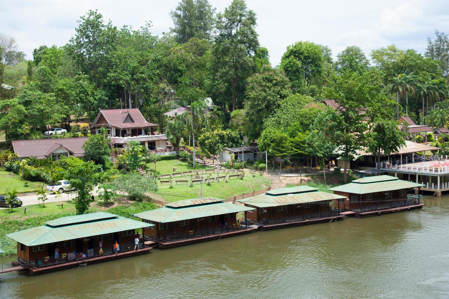 resort à beira do rio na Tailândia foto