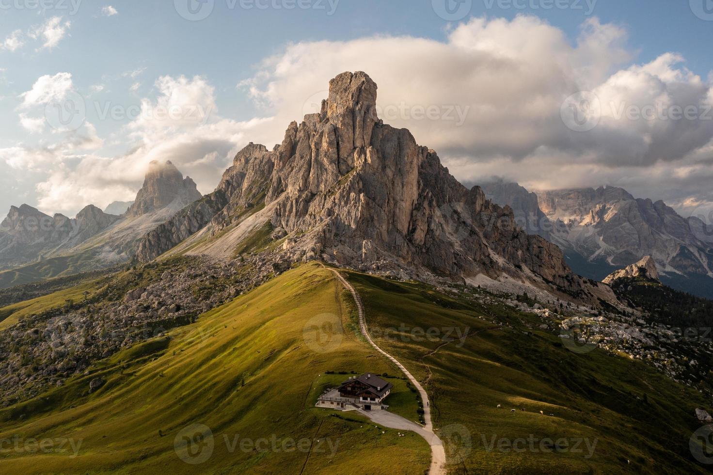 panorâmico Visão do passo giau dentro a dolomite montanhas do Itália. foto