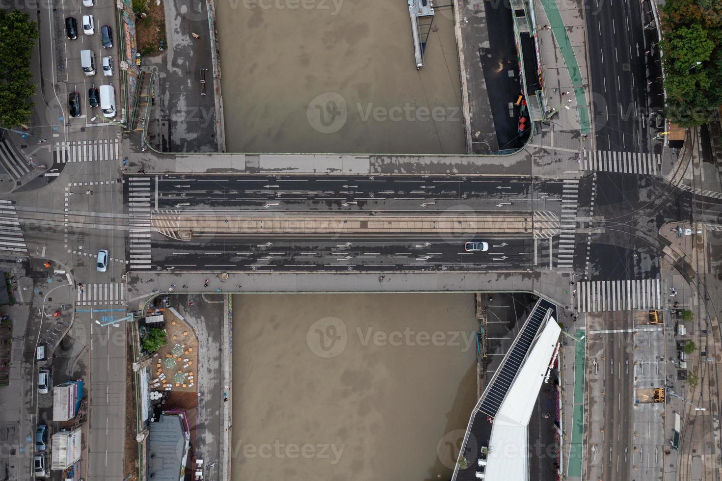 viena, Áustria - jul 18, 2021, aéreo Visão do a Suécia ponte sobre a Danúbio canal dentro viena, Áustria. foto