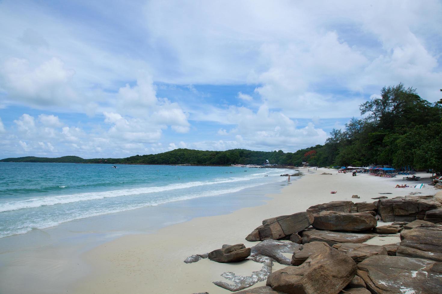 rochas na praia na tailândia foto