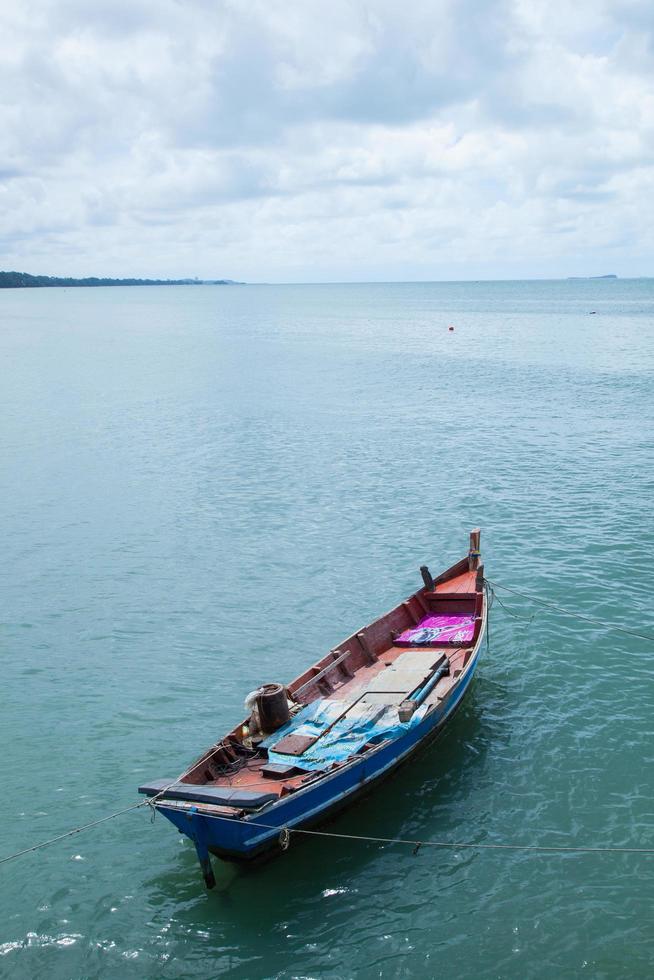 barco de pesca atracado no mar na tailândia foto