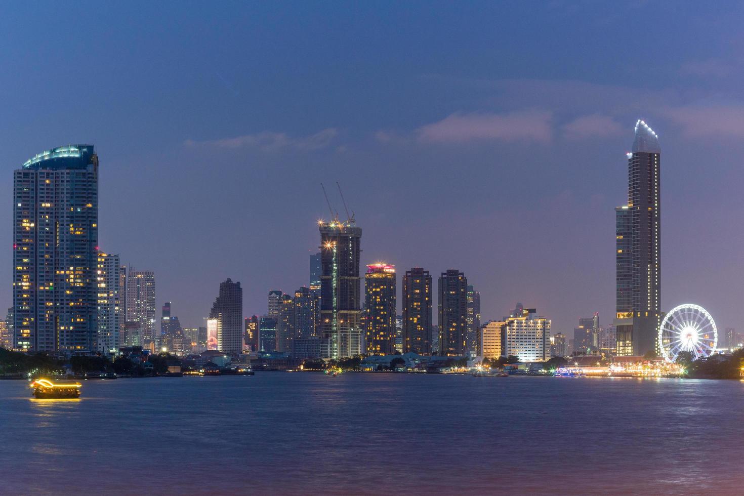 paisagem urbana à noite em cingapura foto