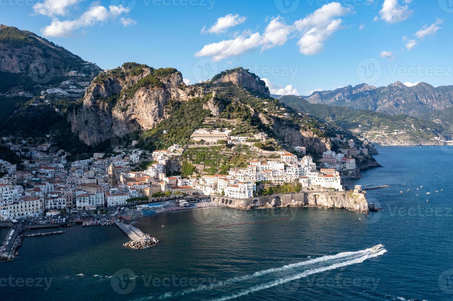 aéreo Visão do a cidade do amalfia ao longo a amalfia costa dentro Itália. foto