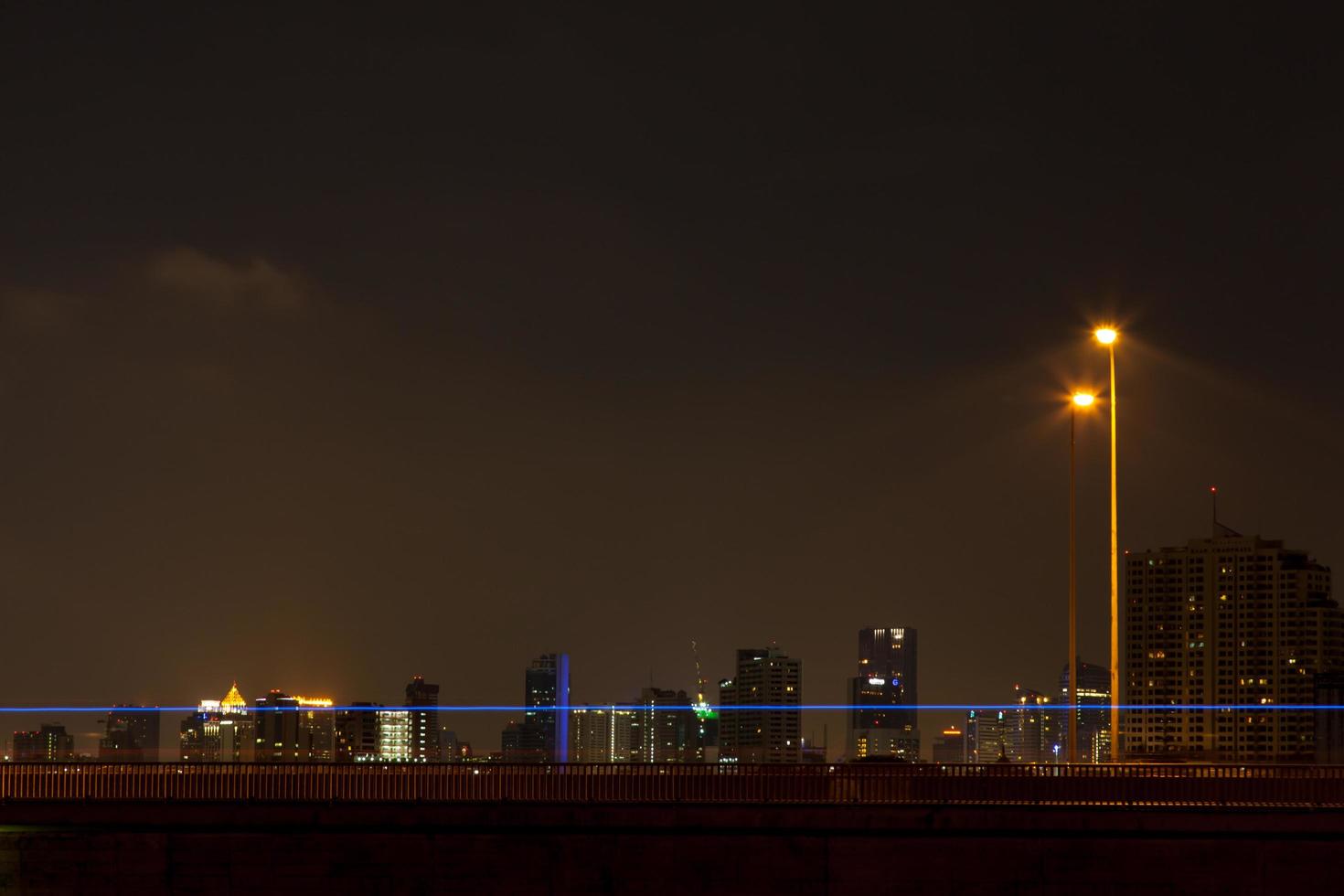 ponte à noite em bangkok foto