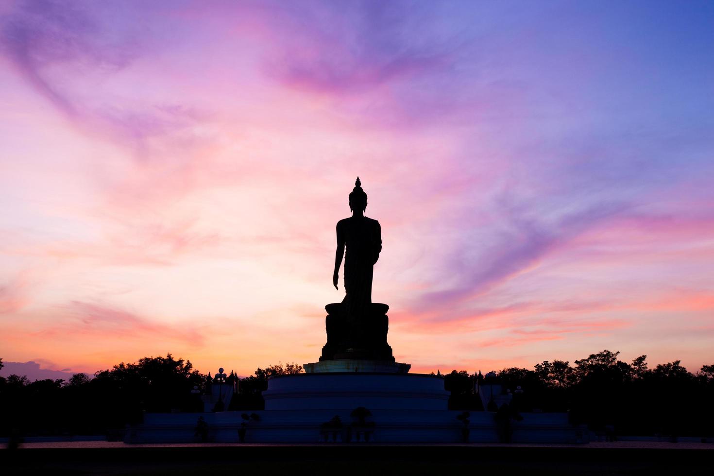 estátua de Buda ao pôr do sol na Tailândia foto