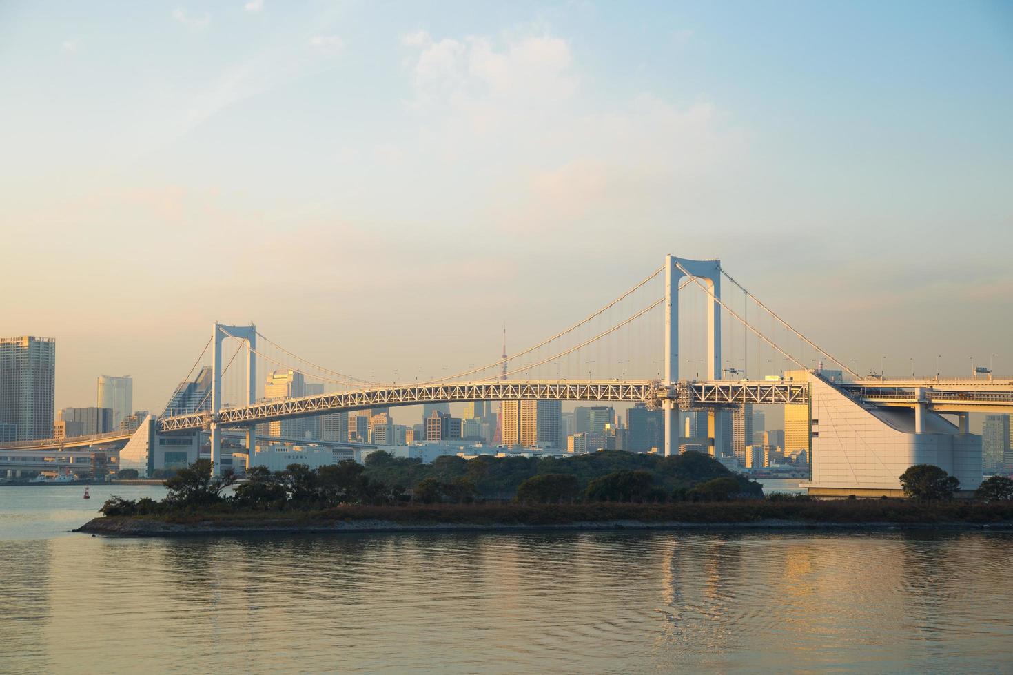 ponte arco-íris em odaiba, tokyo no japão foto