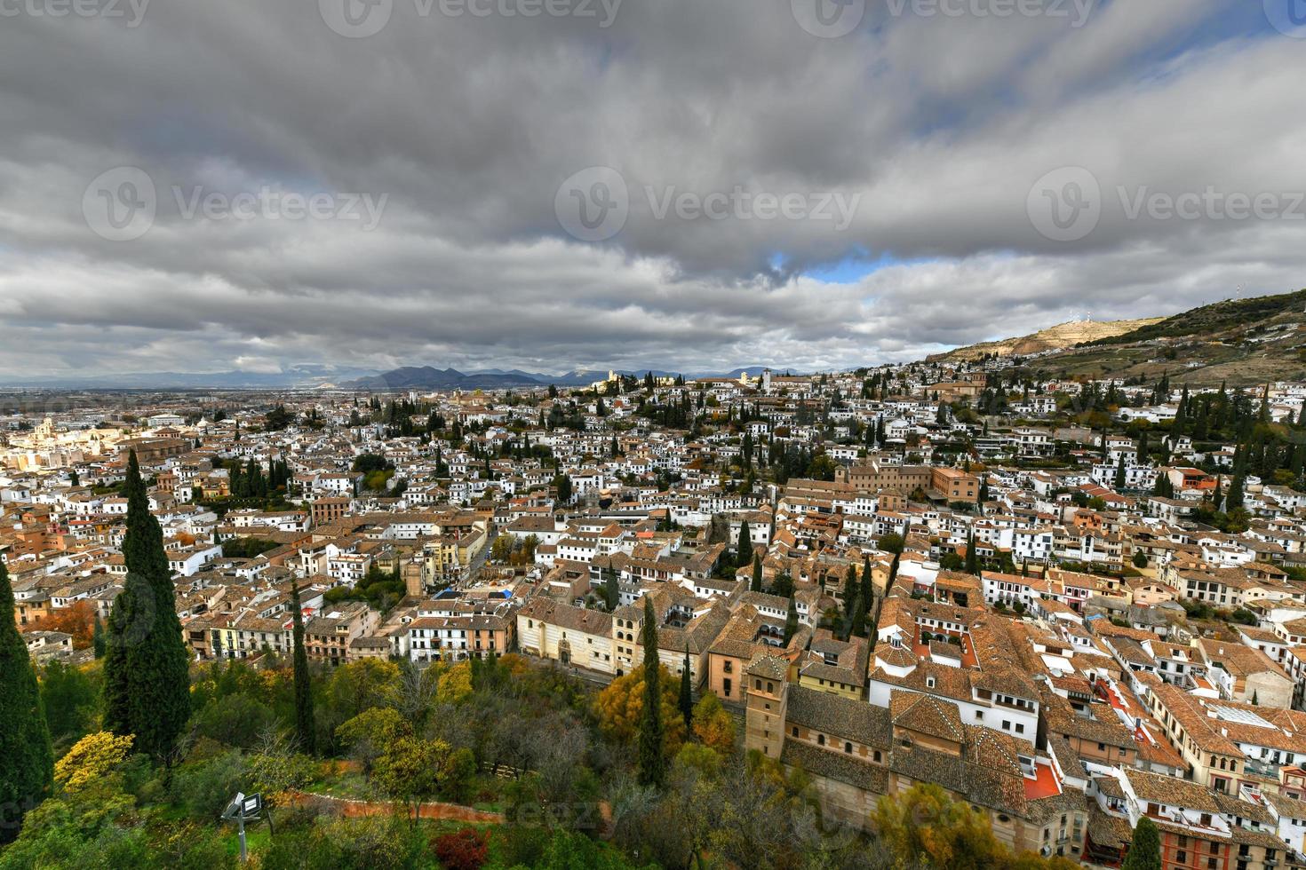 panorama do el Albayzin distrito dentro granada, Andaluzia, Espanha, retratado a partir de a torre del cubo dentro a alacazaba fortaleza. foto