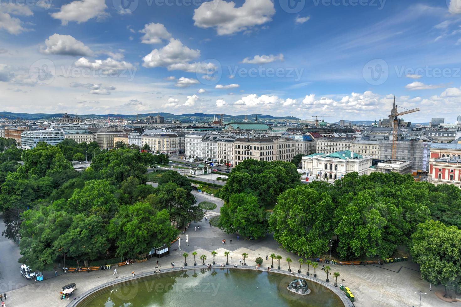 Viena Horizonte Visão a partir de a santo charles' Igreja dentro viena, Áustria. foto