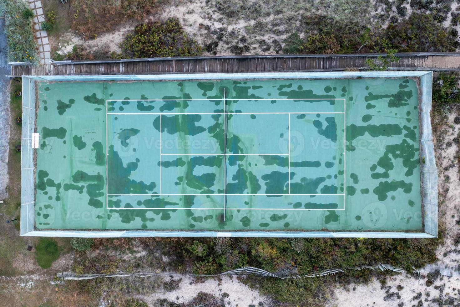 aéreo Visão do uma molhado tênis quadra dentro grandes ilha, Novo Iorque foto