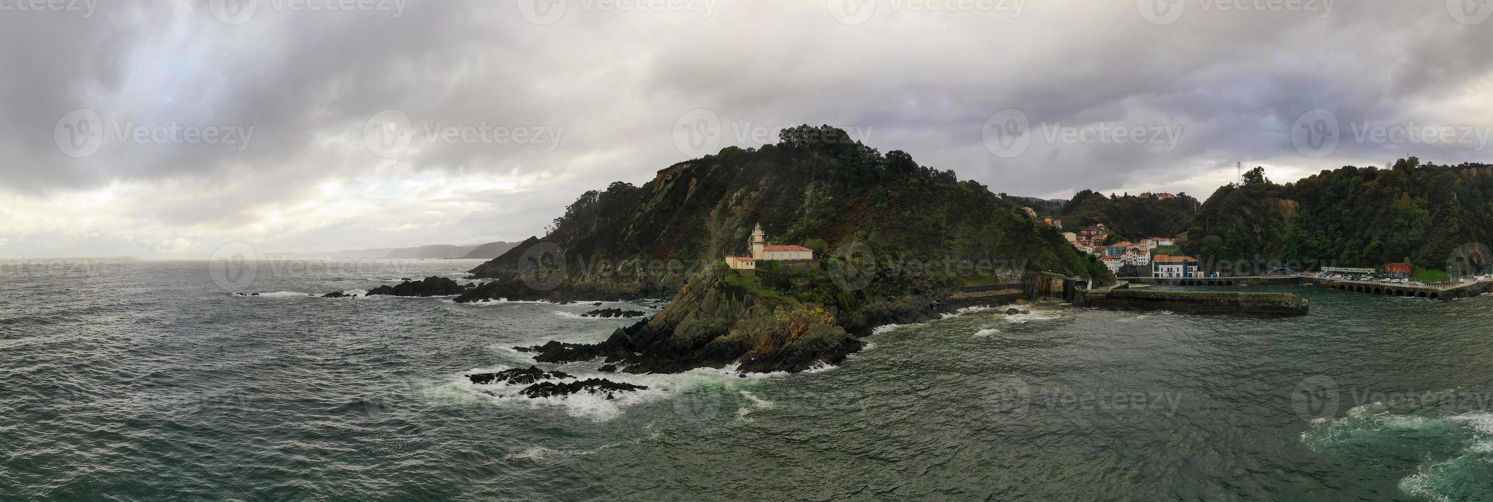 panorâmico Visão do a beira-mar Vila do cudillero dentro norte Espanha. foto