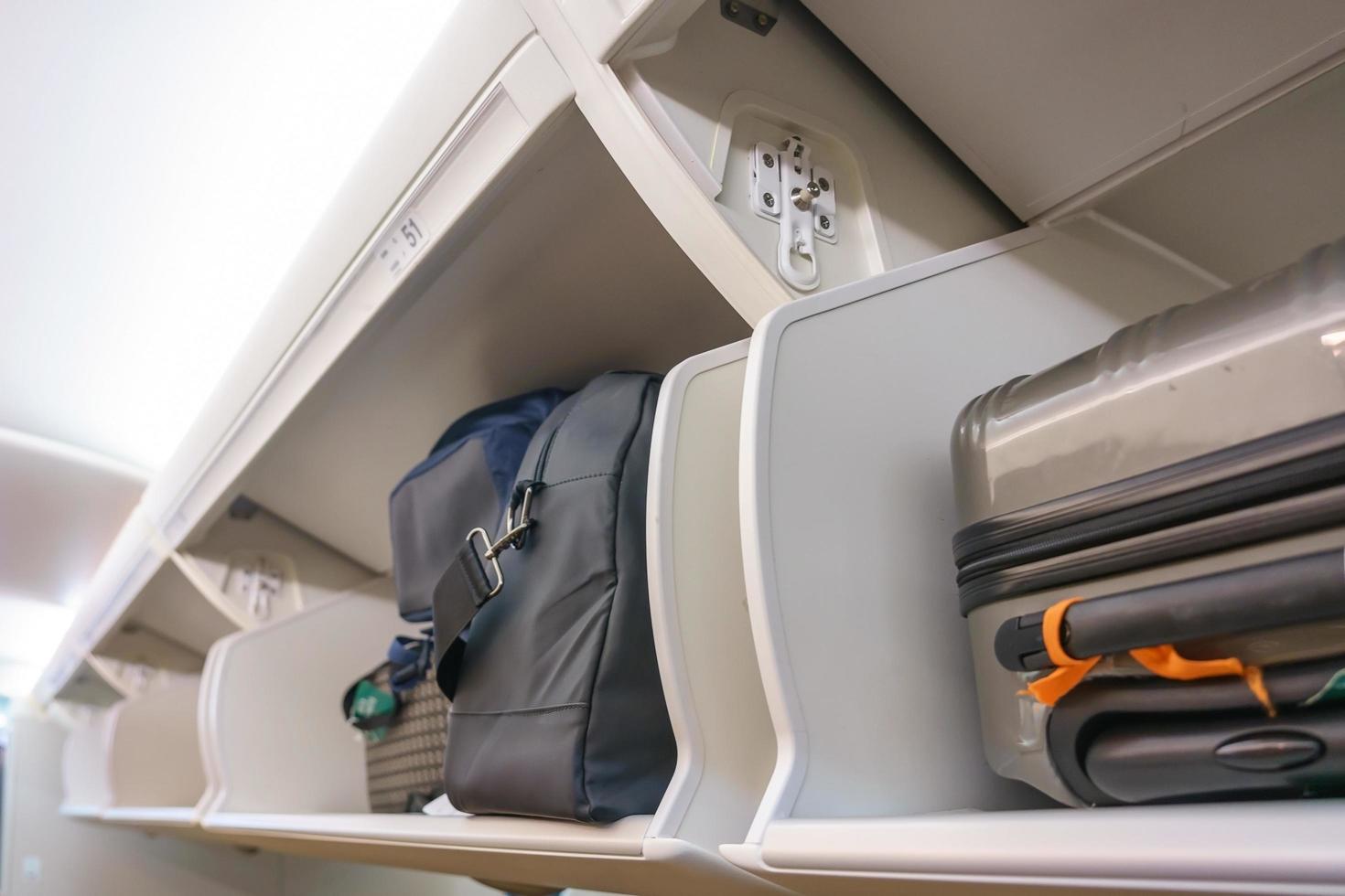 compartimento de bagagem de mão em um avião foto