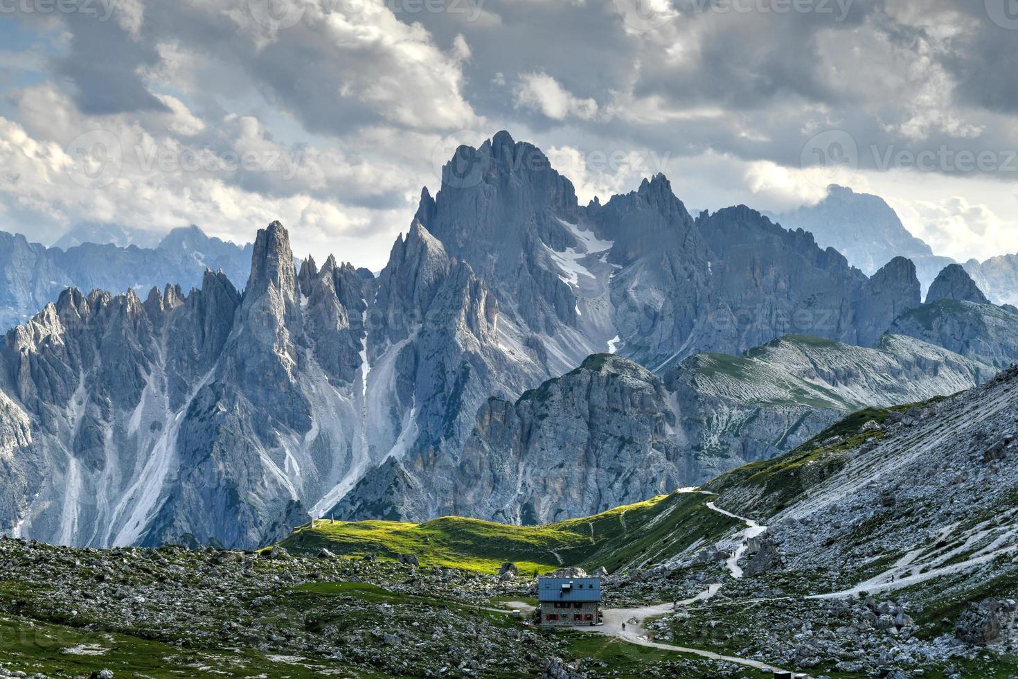 lindo ensolarado dia dentro dolomites montanhas. Visão em tre cime di lavaredo - três famoso montanha picos este assemelhar-se chaminés. foto