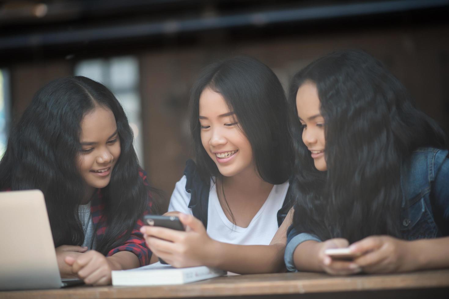 grupo de amigos estudantes felizes em um café foto