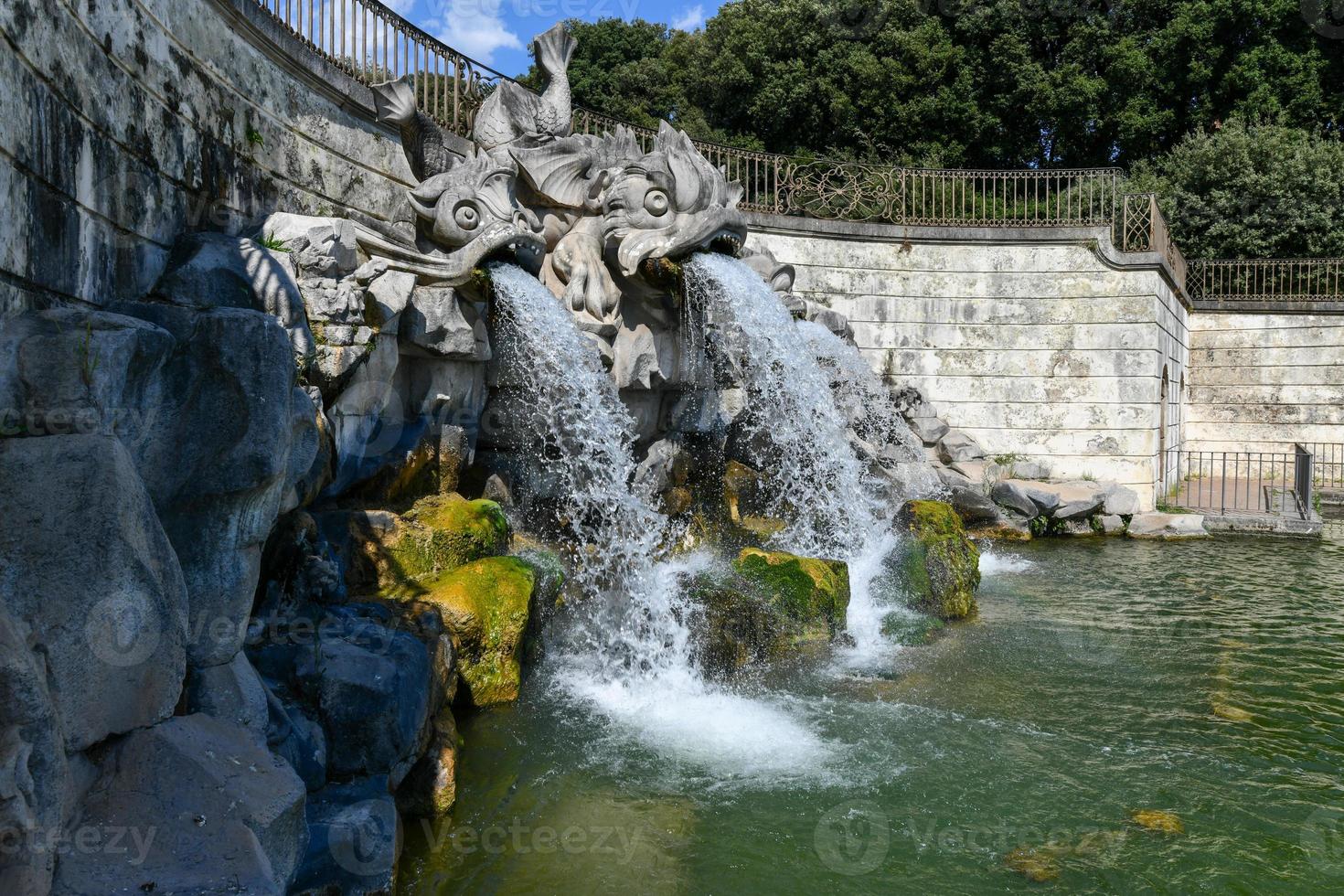 a real Palácio do Caserta italiano, reggia di Caserta é uma antigo real residência dentro Caserta, sulista Itália, e estava designado uma unesco mundo herança local. foto