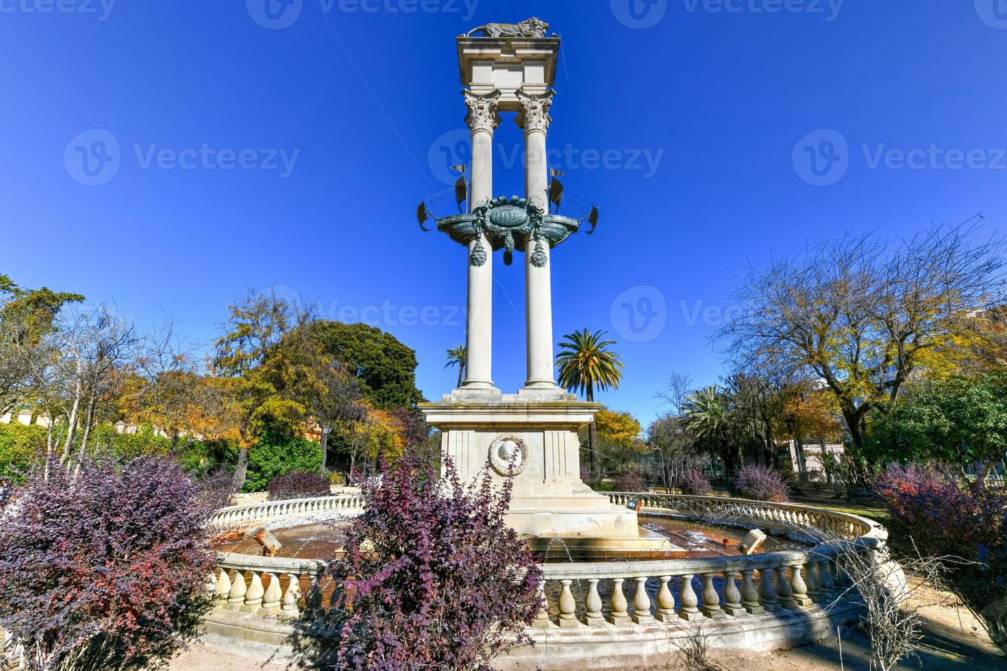 lindo jardim dentro primavera panorama dentro sevilha, Andaluzia, Espanha. Cristóvão Colombo monumento dentro jardineiras de murillo perto real Alcazar de sevilha. foto