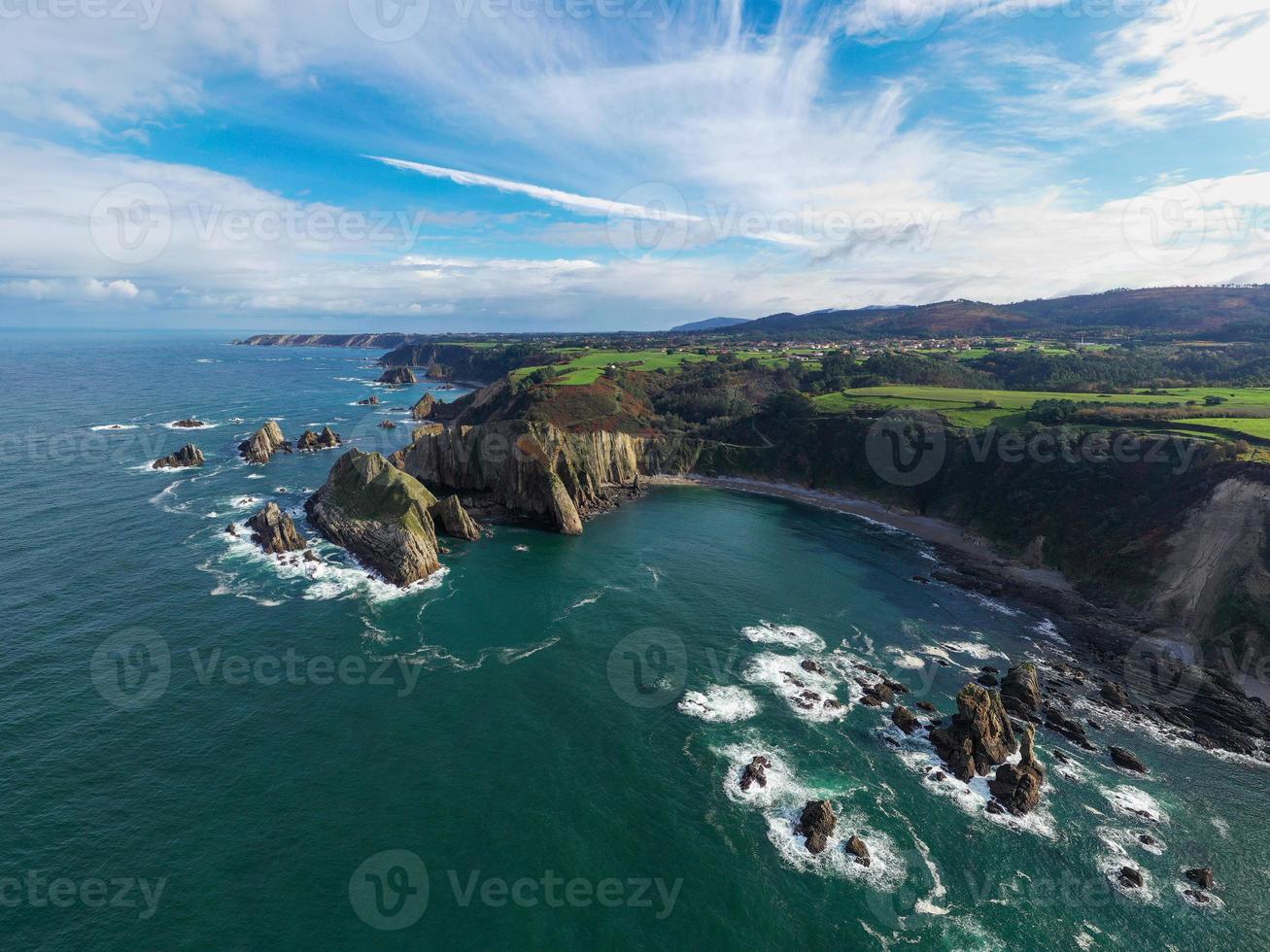 silêncio praia, areia prateada enseada Apoiado de uma natural Rocha anfiteatro dentro astúrias, Espanha. foto