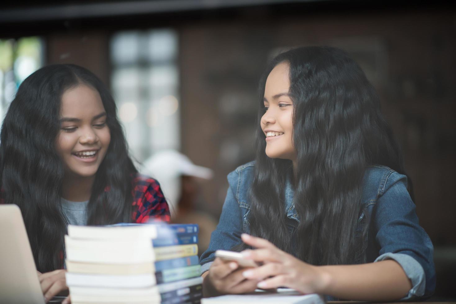 grupo de amigos estudantes felizes em um café foto