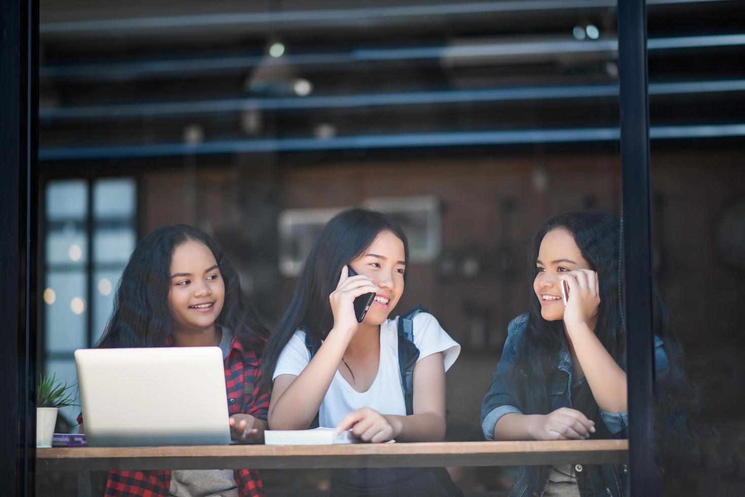 grupo de amigos estudantes felizes em um café foto