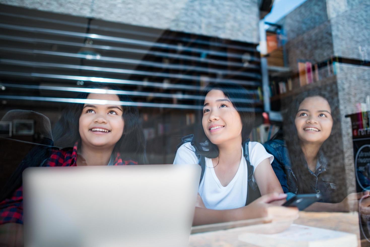 grupo de amigos estudantes felizes em um café foto