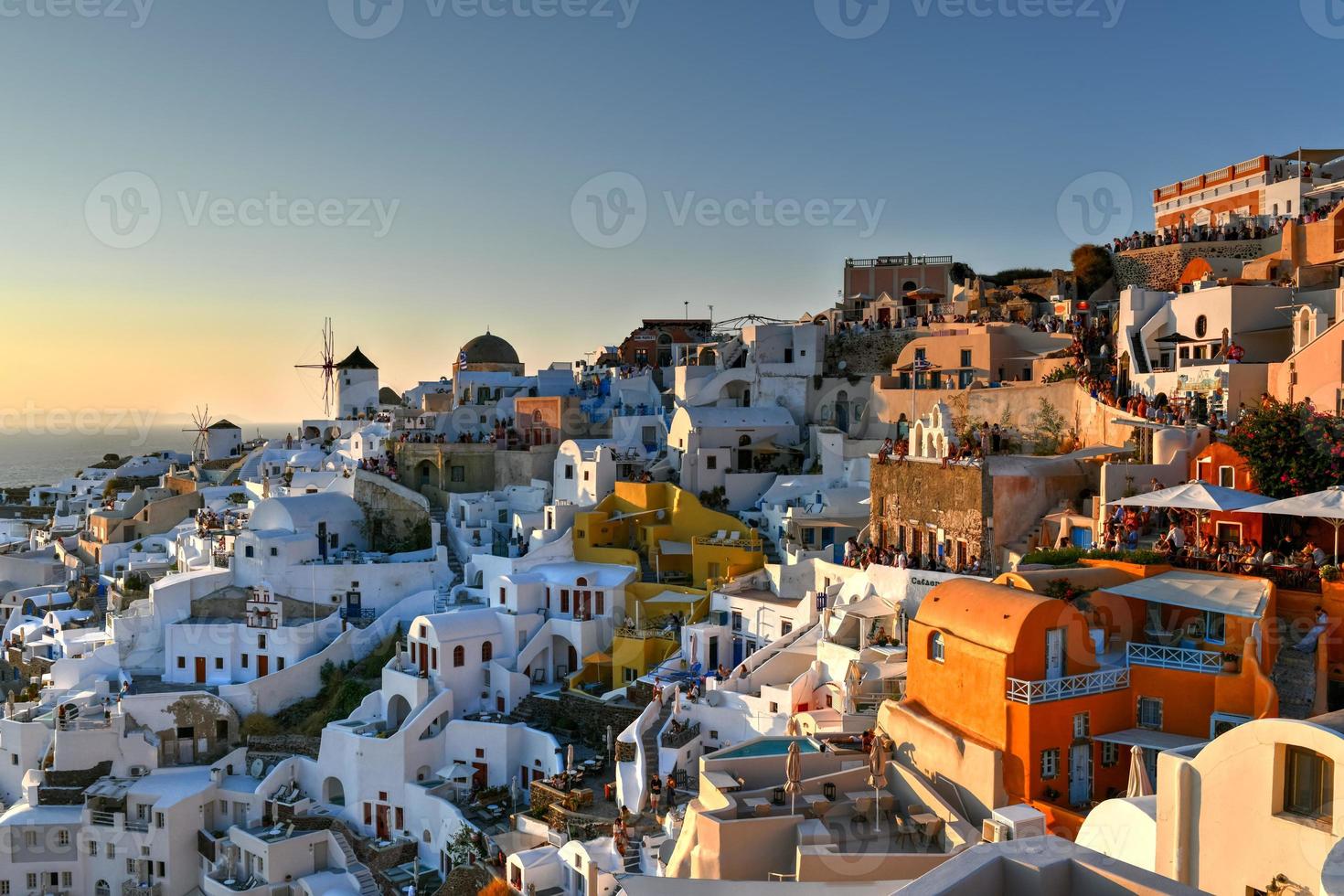 oia, Grécia - jul 22, 2021, clássico oia, santorini Horizonte às pôr do sol com edifícios dentro Grécia. foto