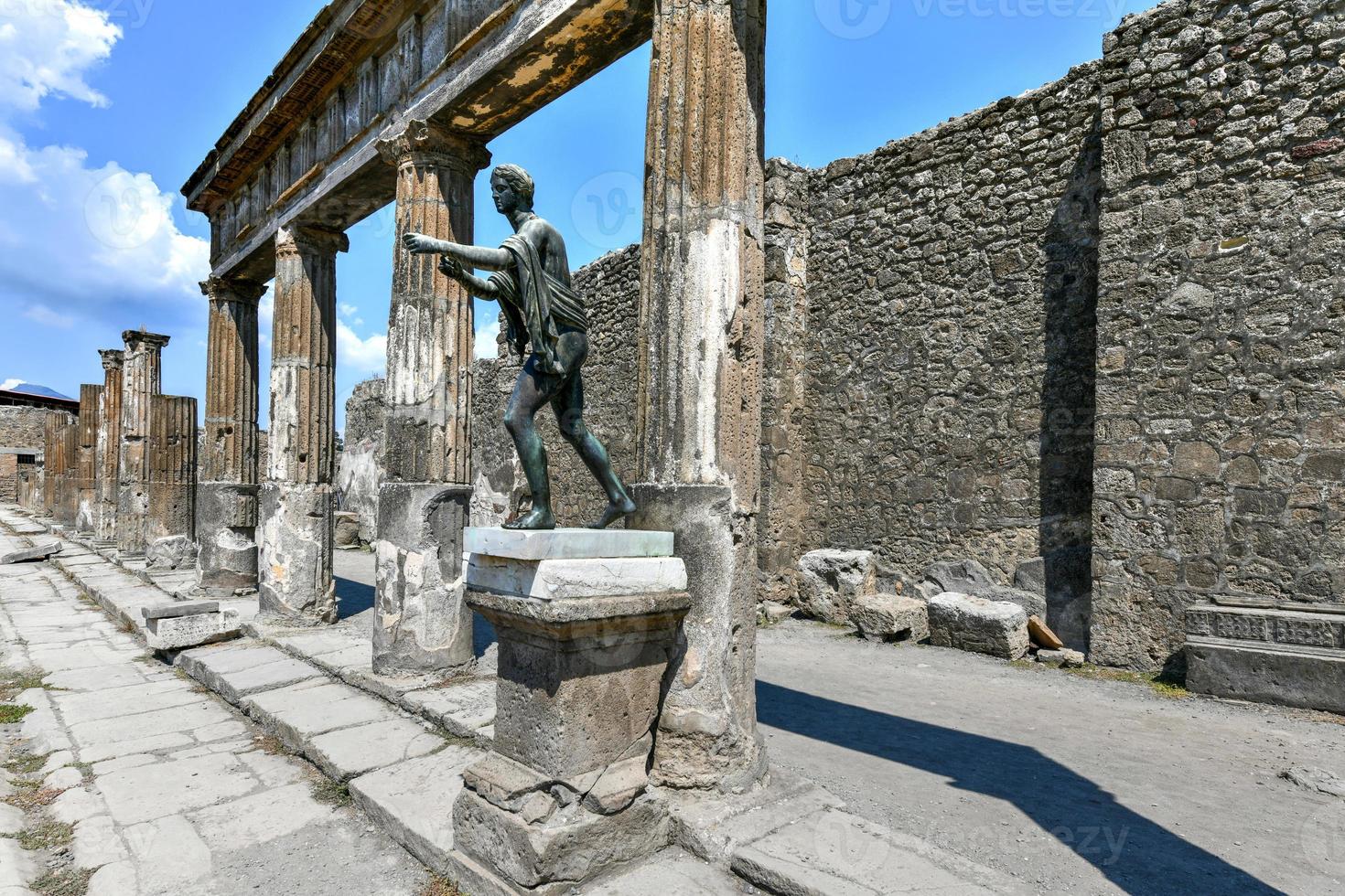santuário do Apollo dentro a arqueológico parque do pompéia, campânia, Itália foto