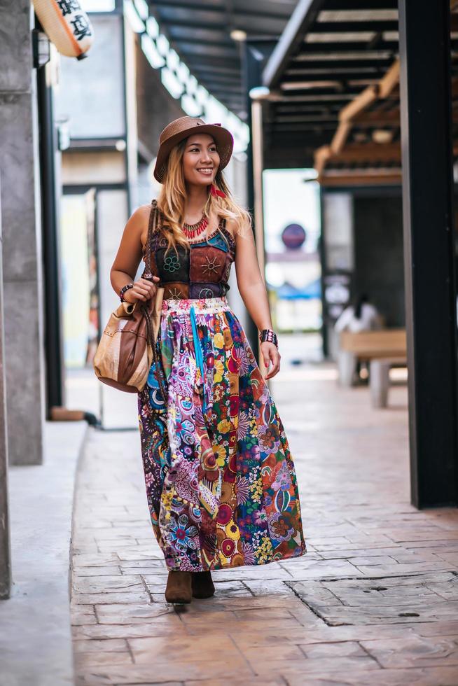 mulher andando na rua com um grande sorriso foto