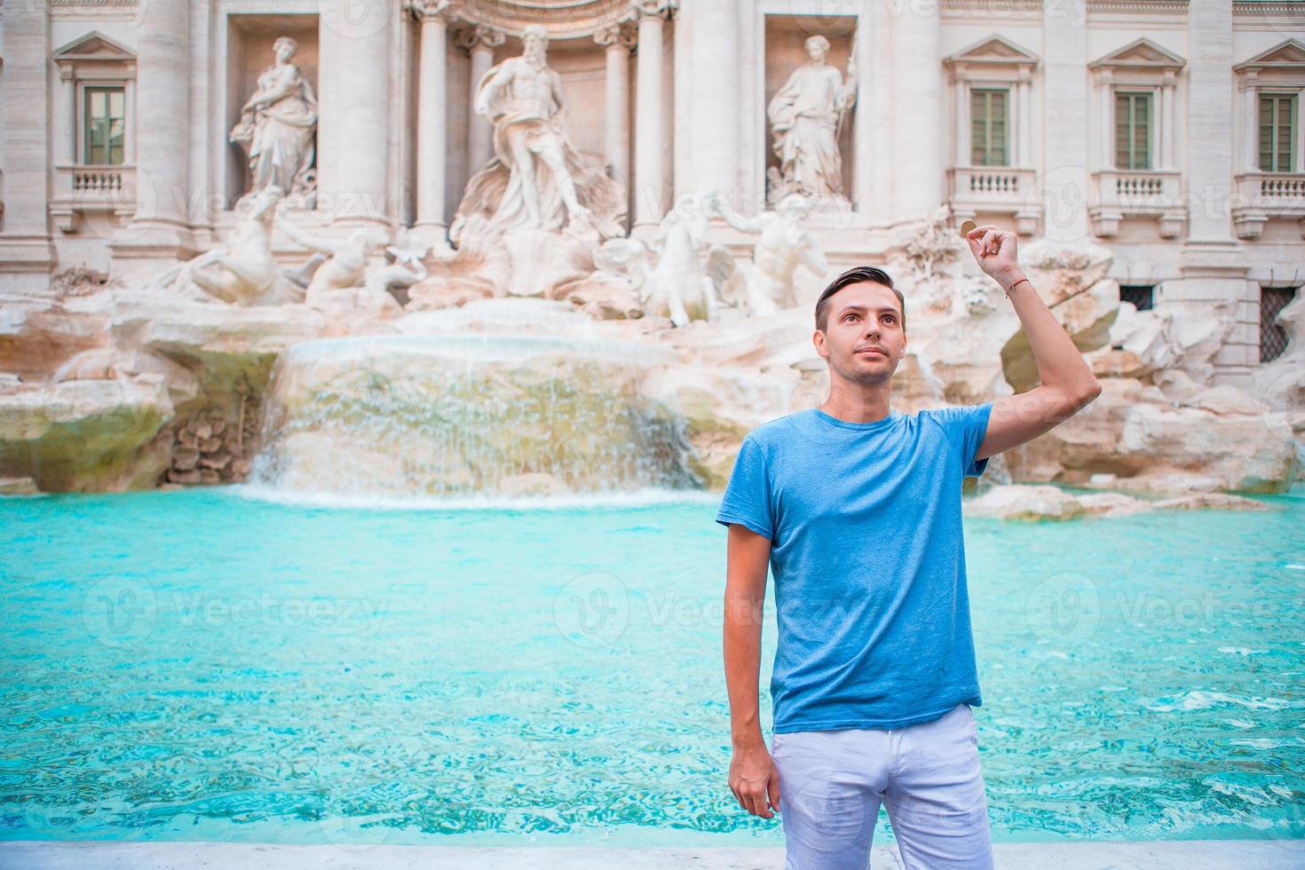 homem dentro Trevi fonte, Roma, Itália foto