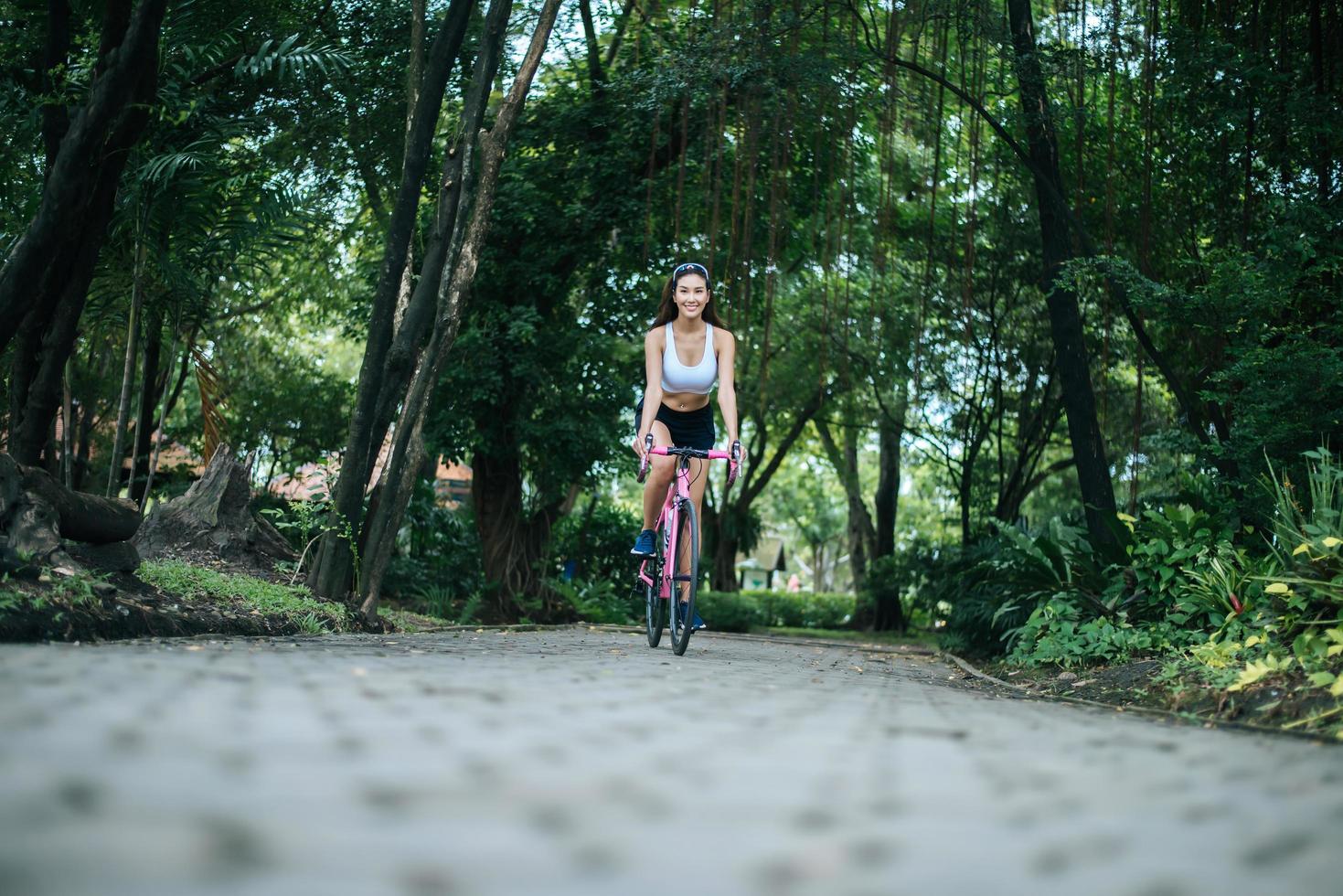 jovem andando de bicicleta no parque foto