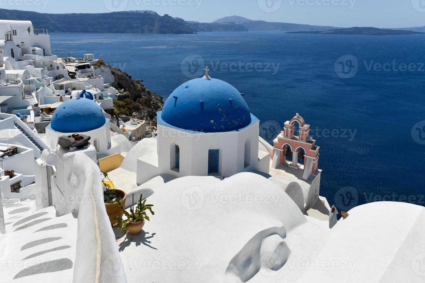 encantador Visão oia Vila em santorini ilha, Grécia. tradicional famoso azul cúpula Igreja sobre a caldeira dentro egeu mar. tradicional azul e branco Cíclades arquitetura. foto